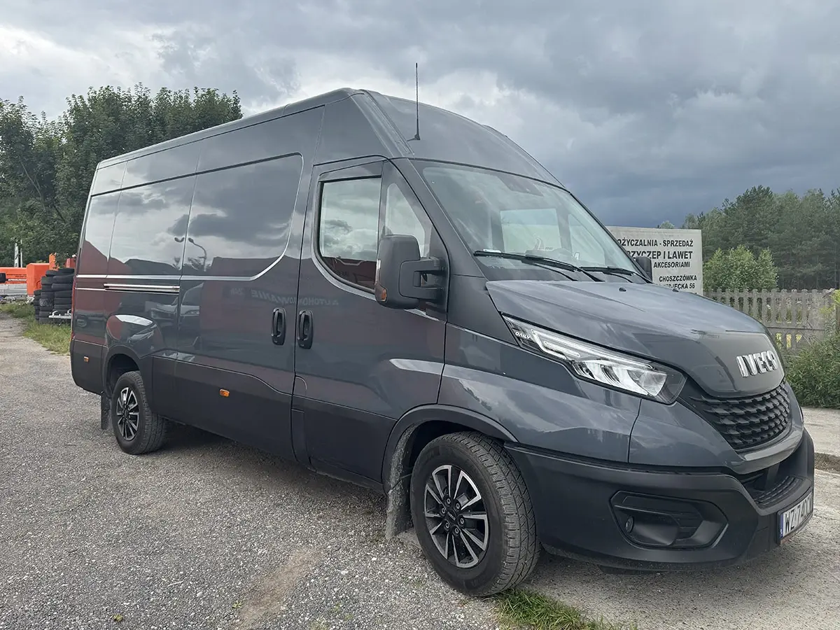 Ciemny Iveco Daily zaparkowany przy drodze
