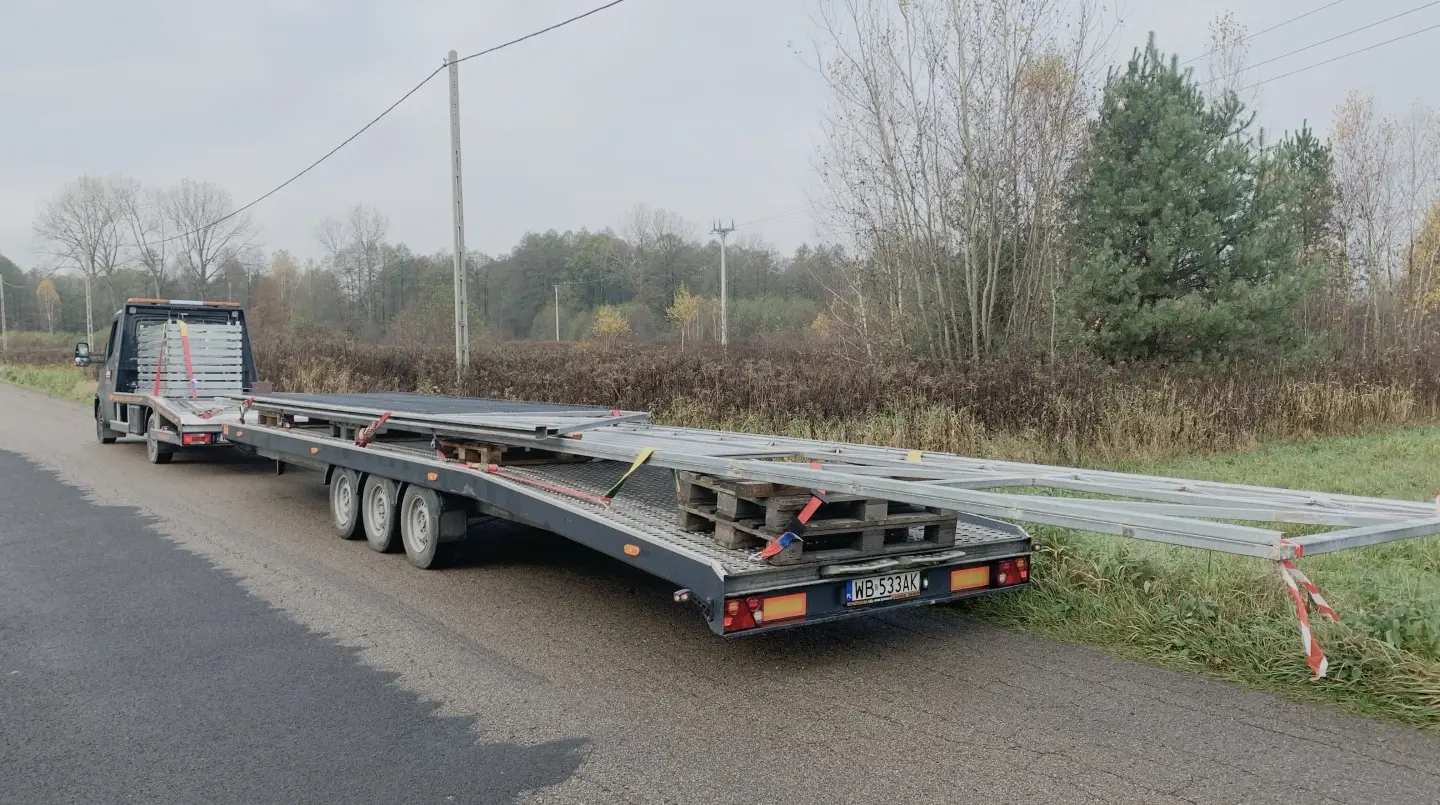 Naczepa typu laweta na drodze, widok z tyłu