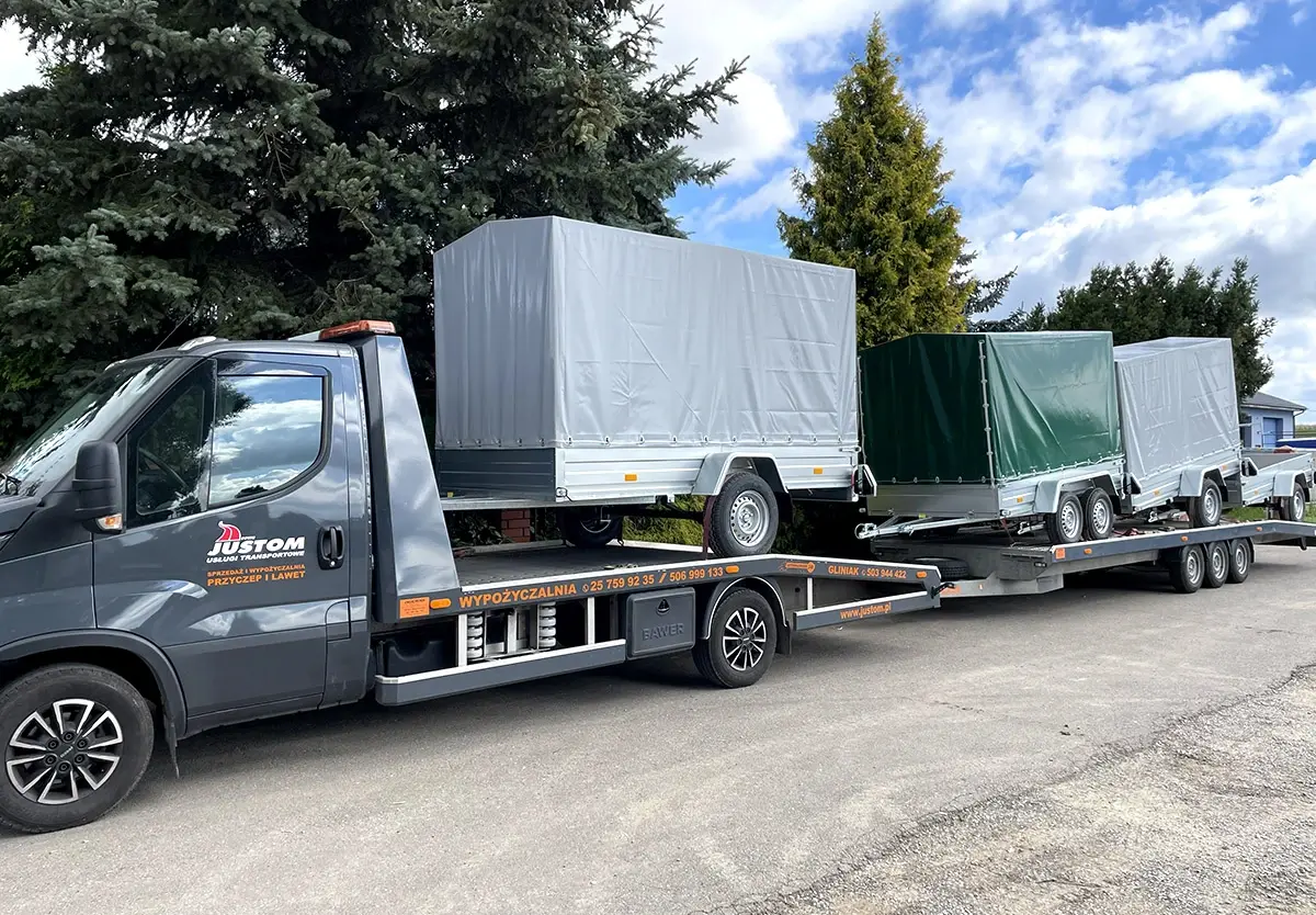 Laweta transportująca trzy przyczepy z plandeką